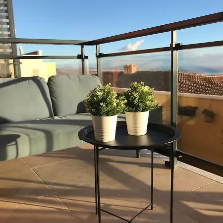 Belle Vue Triplex On The Hill Apartment